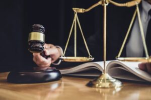 پیگیری توسط وکیل مطالبات