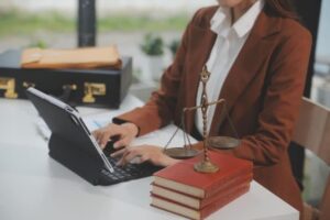 اهمیت داشتن وکیل متخصص