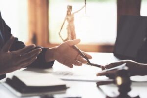 راهنمای انتخاب بهترین وکیل شرط بندی