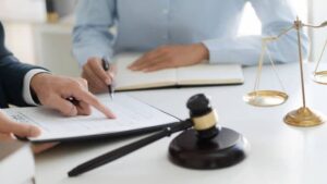 دلایل نیاز به وکیل متخصص مالی