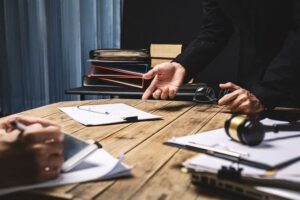 نحوه انتخاب بهترین وکیل مالی