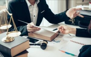 نقش وکیل جاعل در پرونده های جعل