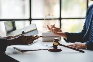 نقش وکیل متخصص در پرونده