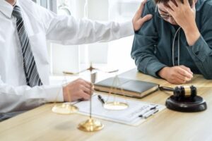 نقش وکیل نشر اکاذیب در پرونده
