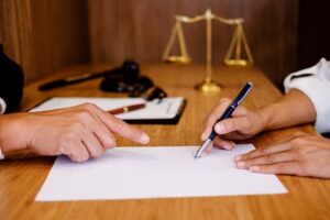 اهمیت مشاوره با وکیل جعل مهر