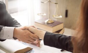 دلایل نیاز به وکیل متخصص زنان