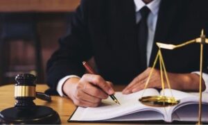 نقش وکیل چک بانکی در پرونده
