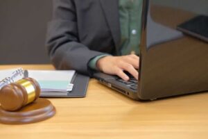 نقش وکیل متخصص در پرونده های بدهی