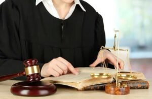 مراحل قانونی وصول چک با کمک وکیل ذینفع چک