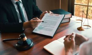 مراحل پیگیری پرونده با وکیل جراح زیبایی