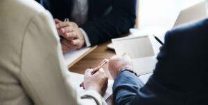 ویژگی های وکیل معاملات تجاری