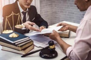 نقش وکیل جرایم مالی در پرونده های قضایی