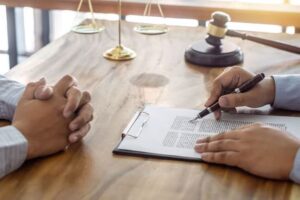معیارهای انتخاب بهترین وکیل حمل شیشه