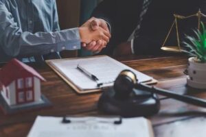 انتخاب وکیل متخصص حمل شیشه