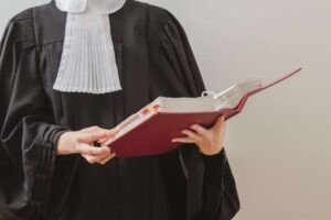مراحل پیگیری پرونده با کمک وکیل مامو پلاستی