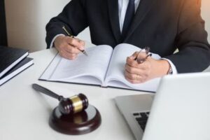 ویژگی های بهترین وکیل کیفرخواست