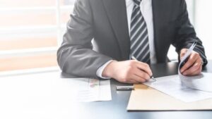 نقش حیاتی وکیل تئاتر در مراحل مختلف
