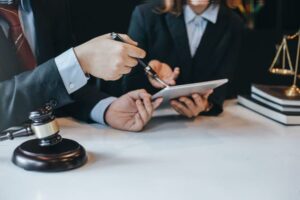 معیارهای انتخاب بهترین وکیل حق امتیاز در تهران