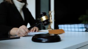 نقش وکیل اسیدپاشی در مراحل مختلف دادرسی
