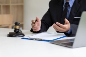 نقش وکیل در چالش های پیش روی متهمان