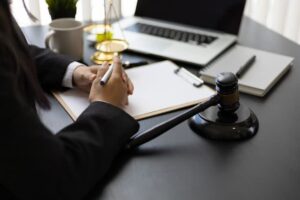 اهمیت مراجعه فوری به وکیل پس از وقوع اسیدپاشی