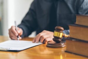 نقش کلیدی وکیل در پرونده های مالی