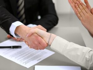 ویژگی‌های بهترین وکیل قراردادهای دورکاری