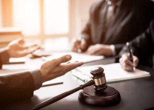 رسیدگی به اختلافات کارگر و کارفرما با کمک وکیل آزمایشگاه پزشکی